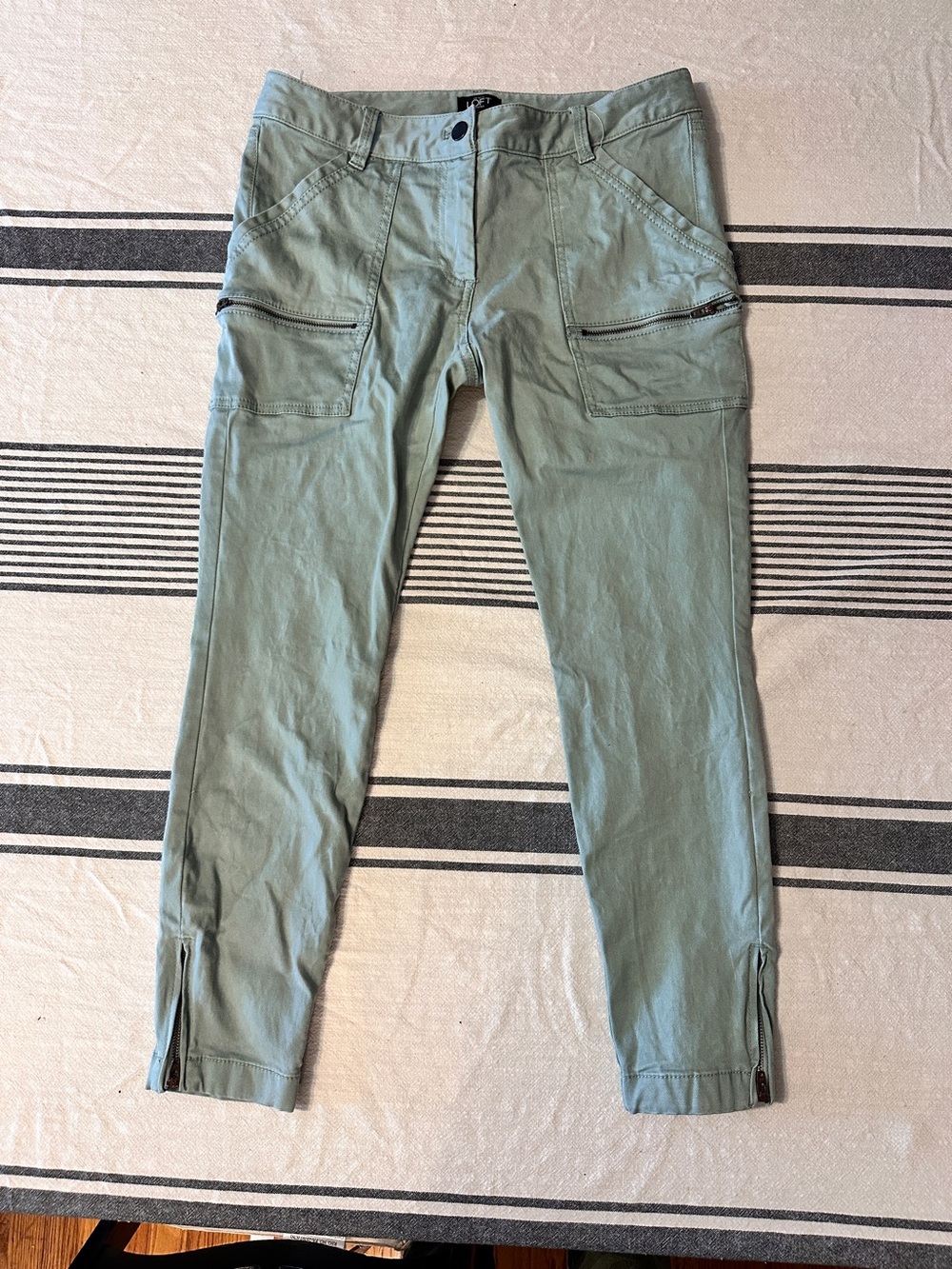 Women,s Loft Slim Cargo Pants in Sage Green size 8p